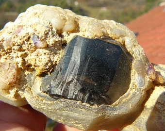 Cuarzo ahumado Brandberg - Cristal grande recubierto de calcedonia azul: 100 x 42 x 40 mm / 162,9 g - Natural, sin limpiar - Tafelkop, Brandberg, Namibia