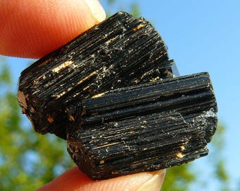 Turmalina Negra - Madagascar - 2 Cristales Brillantes Doblemente Terminados - Pequeño: 25x24x16mm / 10,1g