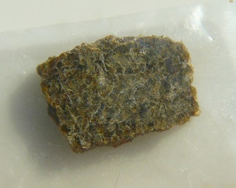 Meteorito Dhofar 700 - Fragmento pequeño de 1,7 g - Región de Dhofar, Omán - Diogenita - Colección Ex Hupé con etiqueta adjunta - Cristales de ortopiroxeno