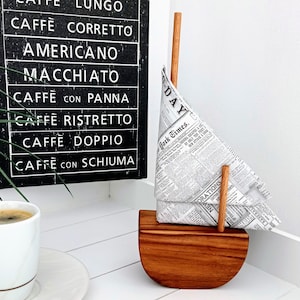 Portatovaglioli in legno con disegno di barca a vela. Fatto a mano