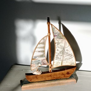 Segelboot aus Holz, Papier und gefüttertem Draht. Ideales Geschenk für Meeresliebhaber.