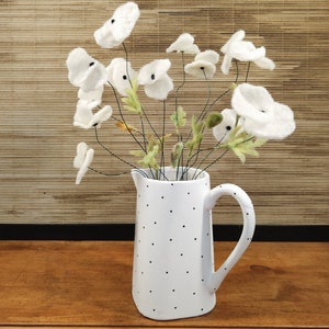 Composizione floreale con steli di papavero in feltro di lana in un vaso con manico. Soprammobile, centrotavola, casa. Fatto a mano. Regalo