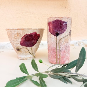 Set di vasi decorativi in argilla naturale. Decorato con papaveri secchi. Fatto a mano.