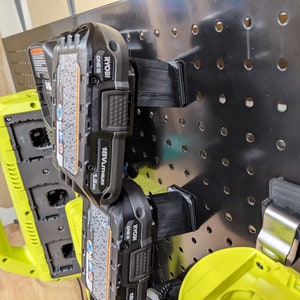 Soporte de tablero perforado para baterías Ryobi One+ de 18 V