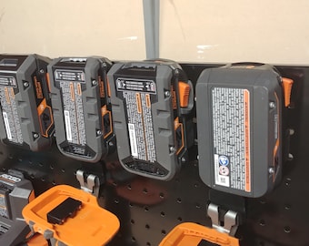 Soporte de tablero perforado Ridgid de 18 V para baterías de iones de litio