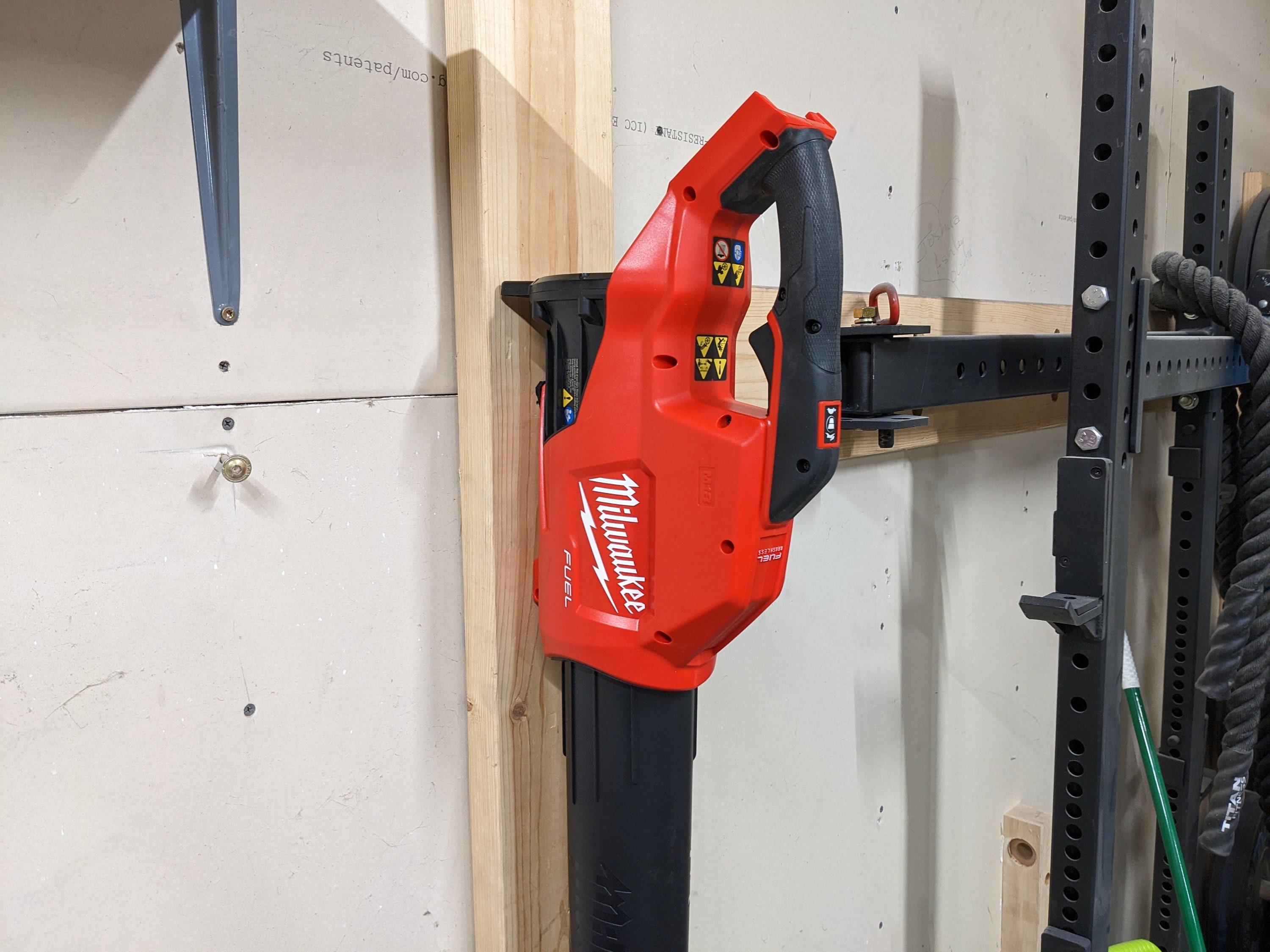 Support Mural Pour Souffleur Milwaukee M18 Modèle 2724 – Neuf