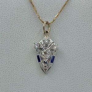 Art-Deco-Saphir Anhänger Halskette, Blaues Baguette & Rundschliff CZ Stein Openwork Anhänger Halskette, Vintage Style Filigree Anhänger Halskette