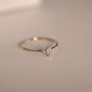 Anillo delicado de marquesa con diamantes de moissanita redondos, anillo minimalista de tres piedras, anillo pequeño y delicado, anillo de uso diario, anillo de promesa para ella