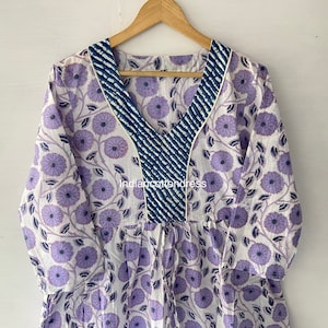 Lila Kitty Blumen bedrucktes Baumwollkleid Blumenkleid, Baumwollblock Print Kleid, langer Hausmantel, indisches Baumwollkleid