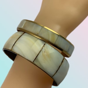 boho | | des années 1970 Mother Pearl Inlay Brass Bangle Stack | Lot de deux bracelets | Couleur nacre naturelle et laiton | Rare à trouver