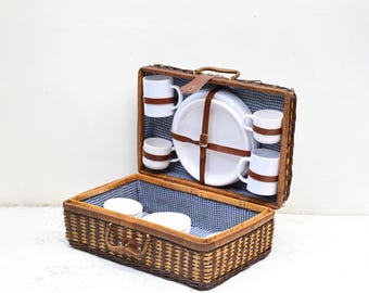 Vintage, very nice Rattan Picnic basket, Wicker Basket, Complete Picnic Basket, Picnic for 4.