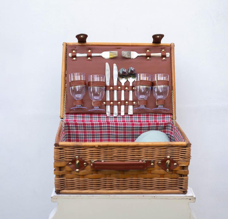 Vintage, very nice Rattan Picnic basket, Wicker Basket, Complete Picnic Basket, Picnic for 4.