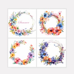 Op de afbeelding: Vier aquarelbloemkransen op een witte achtergrond. De kransen zijn gemaakt van verschillende bloemen in tinten blauw, roze, oranje en geel. Het woord "Summer" staat in roze letters op een van de kransen.