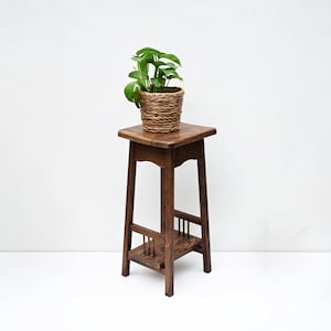 Grazioso tavolino vintage in rovere, trasformabile in porta riviste, tavolino classico o porta piante.