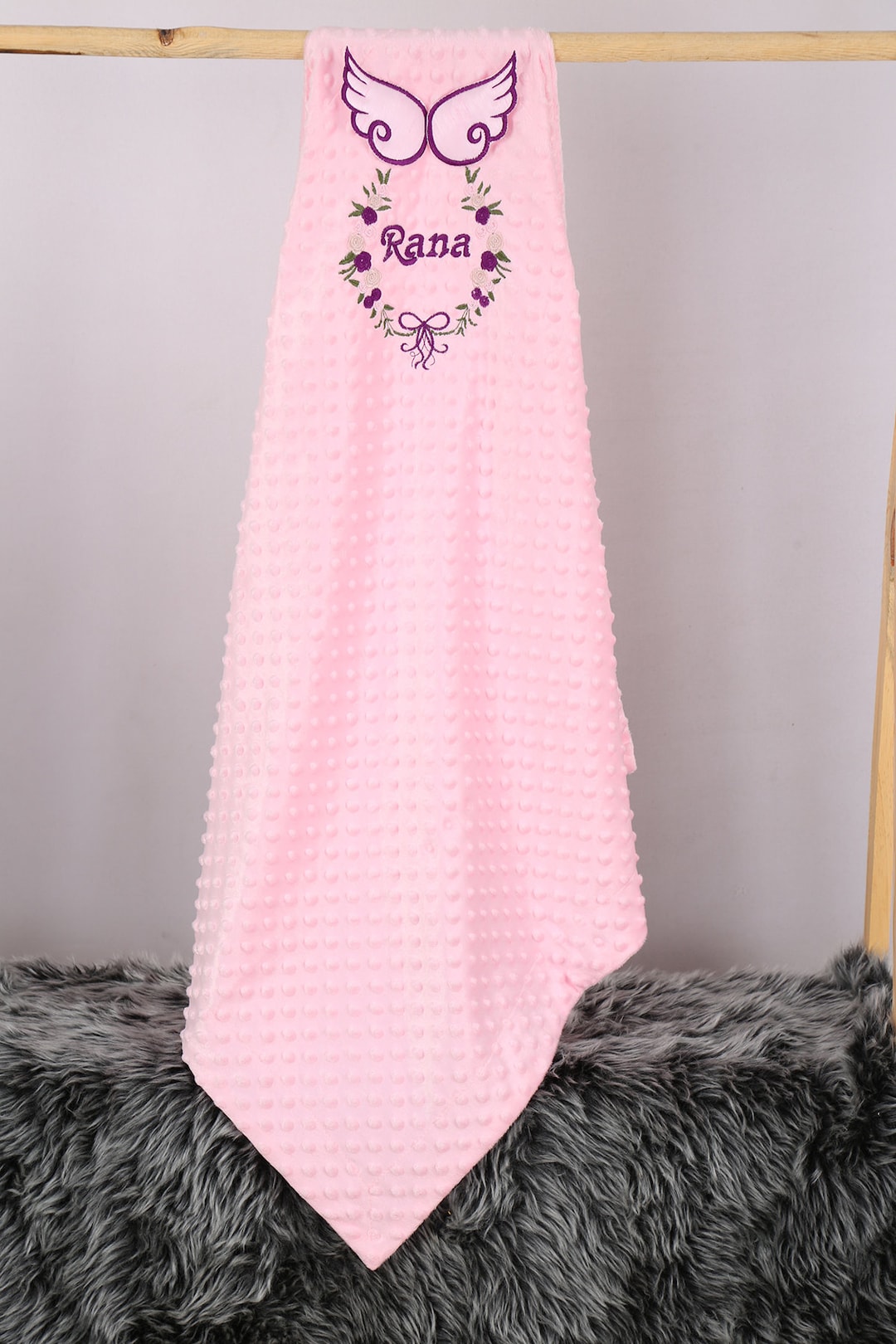 翼と花の刺繍入り、お名前入りベビーブランケット（ホワイト、グレー