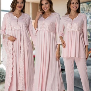Puede incluir: Tres camisones rosas con ribete de encaje. El camisón de la izquierda tiene una bata a juego. El camisón del medio tiene manga larga. El camisón de la derecha tiene manga corta y pantalones a juego. El texto de la imagen dice "3014 S-M-L-XL-XXL".