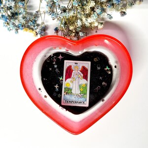 Prato de anel em formato de coração para cartas de tarô vermelho e preto com estrelas brilhantes