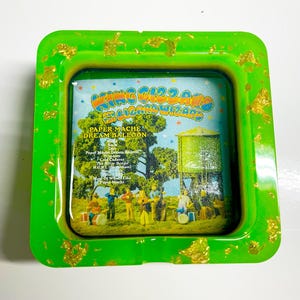 Re Gizzard e Mago Lucertola - Palloncino dei sogni in cartapesta con foglia d'oro e posacenere verde, giallo e nero