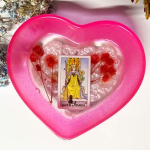 Carta del Tarot rosa y blanco con flores rojas reales