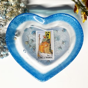 Plato de anillo en forma de corazón de carta de tarot azul y blanco con flores reales