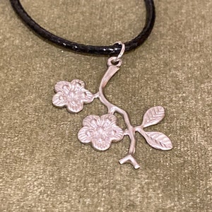 Collar colgante - flor de cerezo, acero inoxidable