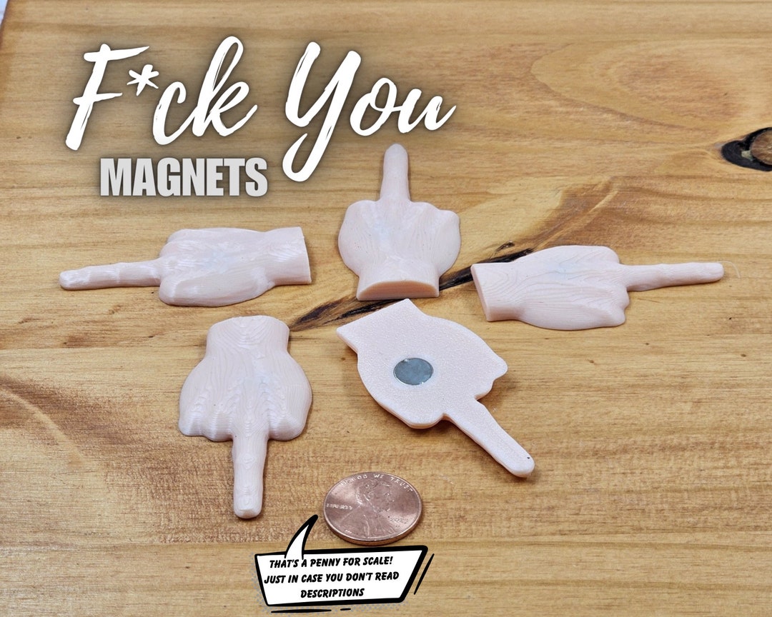 Magnet avec l'œuvre « Fuck Off 2 - Doigt du milieu 3D - Stéréogramme 3D »  de l'artiste CXDigitalArt