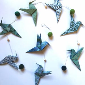 Ghirlanda di COLIBRÌ origami, decorazione ispirata alla natura, palline di lana infeltrita, idea regalo originale, decorazione con motivi casuali