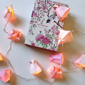 ORIGAMI Ghirlanda Luminosa 10 Bottoni Led Loto Decorazione Ispirata alla Natura Raffinata Idea Regalo Originale Arredamento per Interni in CARTA