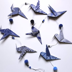 Ghirlanda pendente ORIGAMI blu colibrì con motivi Idea regalo Decorazione originale in carta Pompon Perline assortite Disegni casuali
