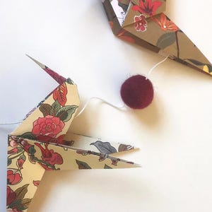 Ghirlanda ORIGAMI Colibrì da appendere con motivo floreale. Idea regalo. Decorazione originale in carta. Gomitoli di lana infeltriti a mano