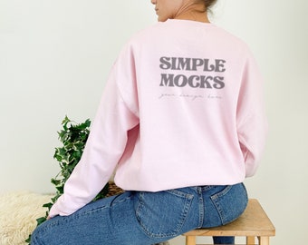 Gildan 18000 Mockup | Gildan 18000 Baksida Mockup | Gildan Rosa Tröja Mockup | Rosa Gildan 18000 | Modell Mockup | Baksida av Tröja Mockup