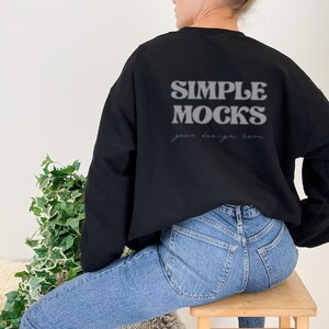Maquete Gildan 18000 | Maquete traseira Gildan 18000 preta | Maquete de moletom preto Gildan | Maquete de modelo | Maquete da parte de trás da camisa