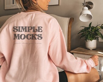 Gildan 18000 Mockup | Gildan 18000 Baksida Mockup | Gildan Rosa Tröja Mockup | Rosa Gildan 18000 | Modell Mockup | Baksida av Tröja Mockup