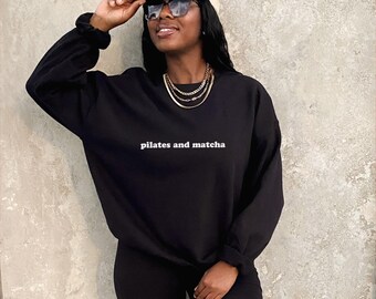 Sudadera de pilates y matcha, ideal como regalo de bienestar para amigas, fitness, gimnasio, hermanas, madres, novias y esposas. Blanco, negro, gris y rosa.