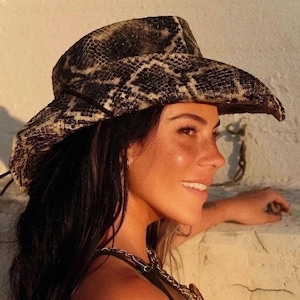 Snakeskin Straw Cowboy Hat for Men and Women - Hand-Painted - Perfect for Gifts, Parties, Festivals, and Outdoors (Tan) w/Hat Band