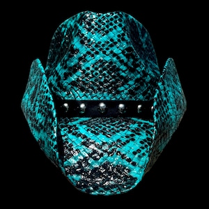 Chapéu de cowboy em pele de cobra azul com faixa cravejada.