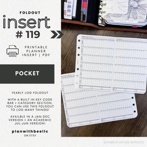 Può includere: Inserto per planner stampabile bianco con il testo "FOLDOUT insert #119". L'inserto include un pieghevole di registro annuale con una barra del codice chiave e una sezione di categoria. Il testo "POCKET" è anch'esso visibile. L'inserto è mostrato in formato A6.