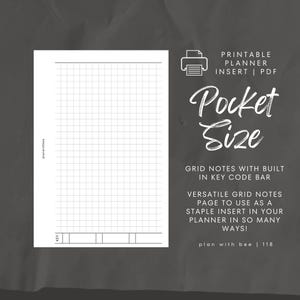 Op de afbeelding: Een afdrukbare planner-invoeging in zakformaat met rasteraantekeningen en een sleutelcodebalk. De pagina is wit met een zwart rasterpatroon. Tekst op de pagina is onder meer "Pocket Size" en "plan with bee".
