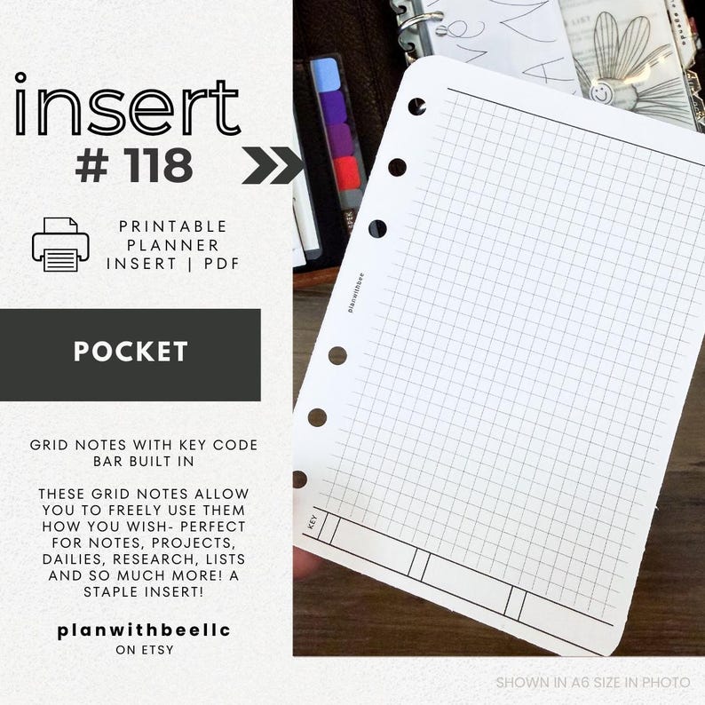 Op de afbeelding: Een witte plannerinlegger met een rasterpatroon, gelabeld met "#118" en "POCKET". De inlegger bevat tekst: "PRINTABLE PLANNER INSERT | PDF" en "GRID NOTES WITH KEY CODE BAR BUILT IN". De tekst "planwithbeellc ON ETSY" is ook zichtbaar.