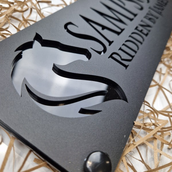Namensschild für den Pferdestall, edles neues lasergeschnittenes Design in Mattschwarz mit schwarzem Glanztext, anpassbares Türschild, personalisiertes Geschenk für Pferdeliebhaber