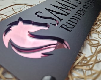 Signo de nombre de establo de caballos, nuevos y elegantes diseños cortados con láser en negro con texto en oro rosa, placa de puerta personalizable, regalo personalizado para amantes de los caballos