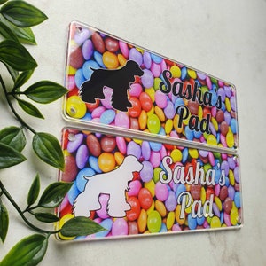 Signo de nombre de mascota de perro Spaniel personalizado, placa de perrera, placa de jardín, 14 colores de fondo, presente, tamaño de buzón presente- Tags4Nags