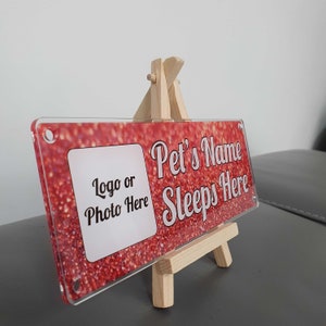 Letrero personalizado con nombre de perro o gato Placa con nombre de animal con efecto brillo rojo ardiente Escritura en blanco o negro propia foto añadida o nuestro logotipo