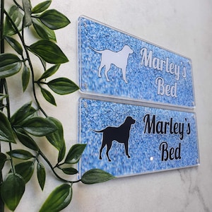 Signo de mascota Labrador personalizado, placa de la perrera, placa de jardín, 14 colores de fondo, presente, regalo de caja de letras- Tags4Nags