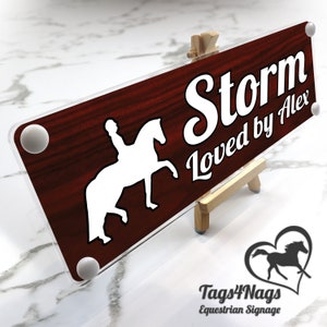 Placa de nombre de establo de caballos personalizada, madera oscura y regalo blanco para niño y niña, entrega GRATUITA en el Reino Unido, placa de nombre de acrílico resistente a la intemperie