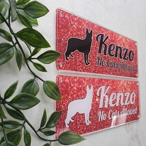 Signo de mascota personalizado alsaciano/pastor alemán, placa de la perrera, placa de jardín, 14 colores de fondo, presente, regalo de caja de letras- Tags4Nags