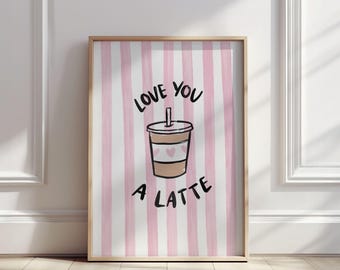 Peut inclure: Une affiche encadrée avec un fond à rayures roses et blanches. L'affiche présente une tasse à café de dessin animé avec des cœurs et les mots "LOVE YOU A LATTE" en lettres noires. Le cadre est de couleur marron clair.