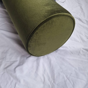 Handgemaakt rond ecofluwelen bolsterkussen: donkerolijfgroen