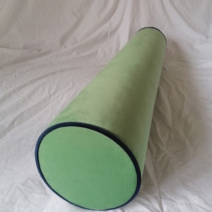 Groen fluwelen versterkingskussen: marineblauwe biezen, stevig schuimrubberen inzetstuk