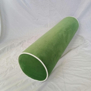 Fris groen fluwelen versterkingskussen met witte biezen, aangepast formaat